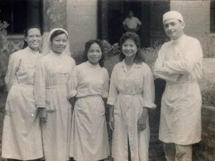 El doctor Ariel en el hospital Saint Paul, con sus discípulos vietnamitas. foto: Cortesía del entrevistado