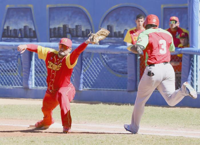 En ambos partidos de la final Las Tunas solo ha logrado anotar en una entrada, pero no ha bastado. 
foto: Ricardo López Hevia