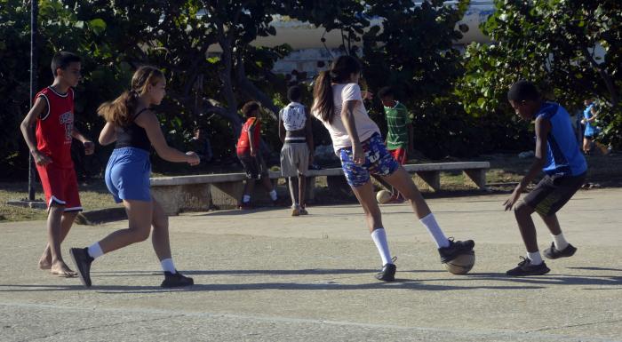 Niñas y niños jugando futbol en el parque Maceo, en Centro Habana; La Habana.