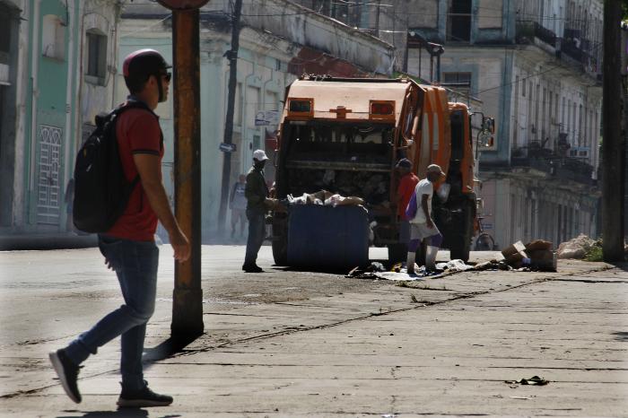 Las dificultades para recoger la basura también demandan de la comunidad más disciplina, como primera forma de participación. foto: Juvenal Balán	