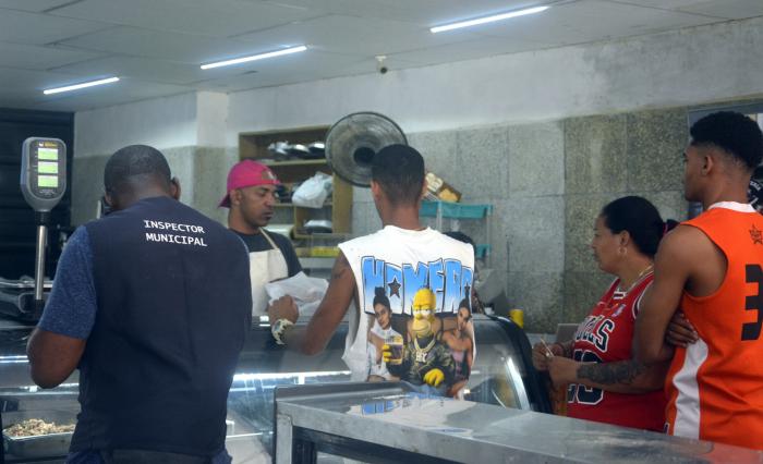 Recorrido por diferentes tipos de mercados en La Habana donde los inspectores controlaban lo dispuesto para la venta y los precios de los productos. Guanabacoa