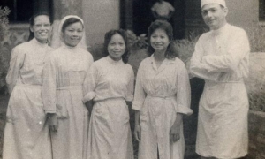 El doctor Ariel en el hospital Saint Paul, con sus discípulos vietnamitas. foto: Cortesía del entrevistado