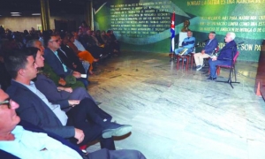 El libro contiene más de 700 fotografías, retratos y pinturas novedosas de diversos momentos de la 
historia cubana. Foto: Vladimir Molina