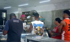 Recorrido por diferentes tipos de mercados en La Habana donde los inspectores controlaban lo dispuesto para la venta y los precios de los productos. Guanabacoa