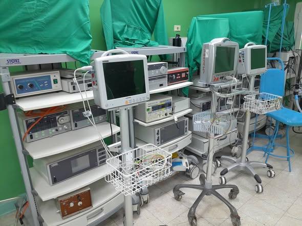 La unidad está compuesta por seis modernos salones de operaciones, diseñados para cumplir con los más altos estándares de asepsia y tecnología médica.