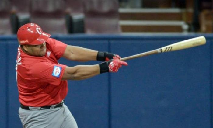 Alfredo Despaigne largó doble a lo profundo del jardín central, que le permitió a Cuba anotar la única carrera ante Puerto Rico. FOTO: WBSC