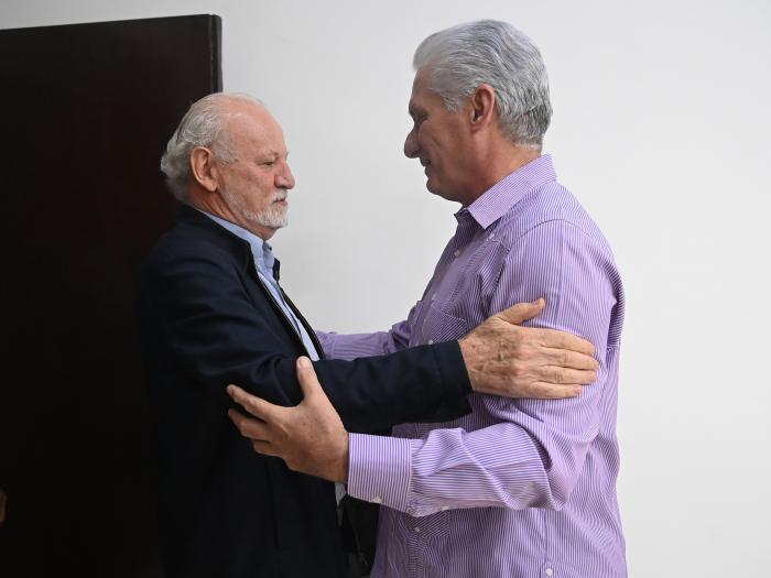 DC con representantes de la Asamblea de los pueblos