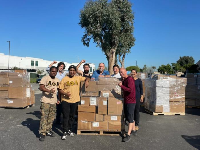 Un cargamento de ayuda solidaria se prepara para ser enviado a Cuba. 