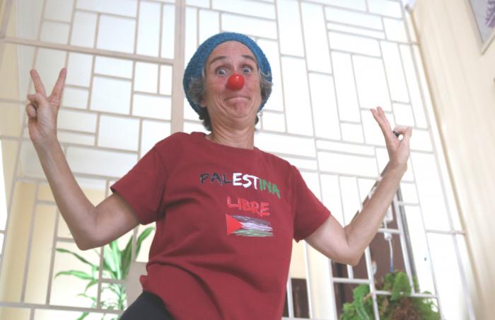 Si algún día la definen sépase que llevará una kufi ya, la bandera de Palestina y esa mirada que grita contra las injusticias. 