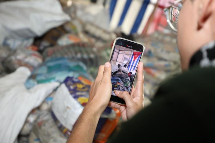 Entrega de donativo traido por la flotilla Granma 2