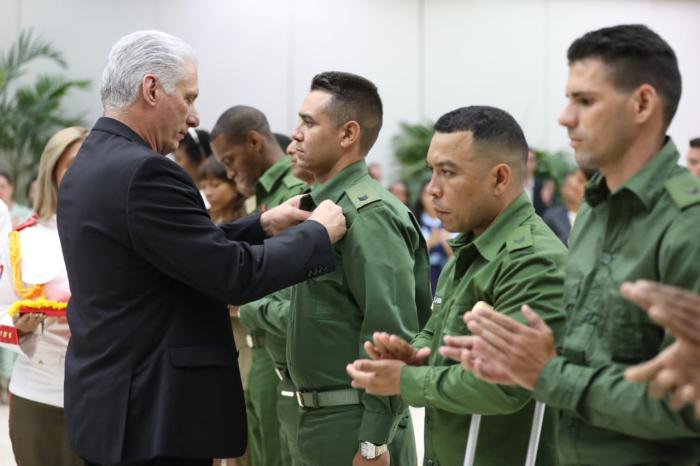 Acto de condecoraciones a jóvenes