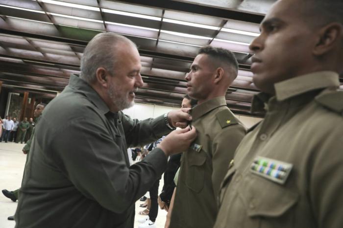 Acto de condecoraciones a jóvenes