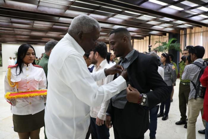 Acto de condecoraciones a jóvenes