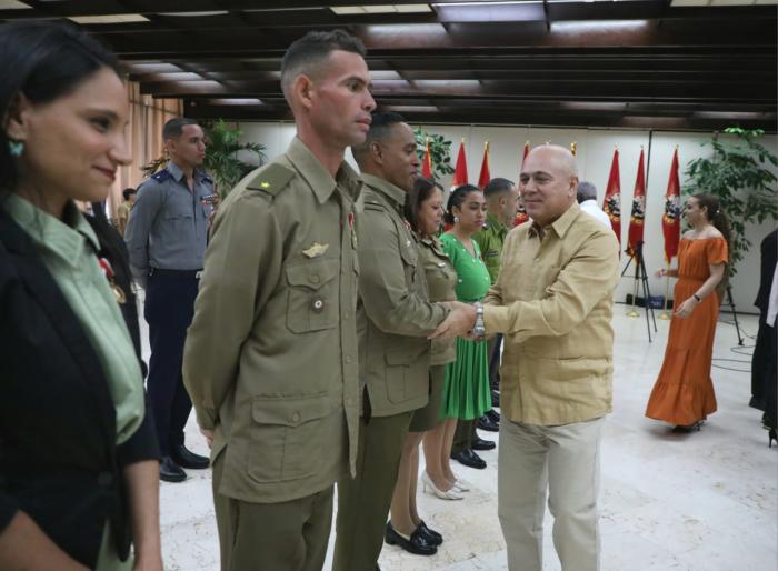 Acto de condecoraciones a jóvenes
