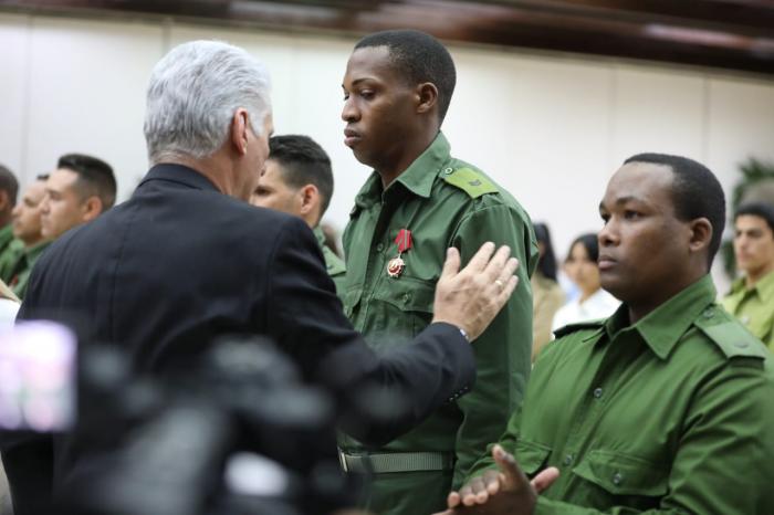 Acto de condecoraciones a jóvenes