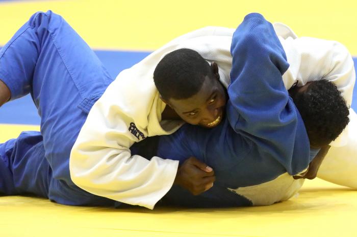 Iván Silva (blanco) de Cuba, combate en la final la división de los 90 kg , contra  el dominicano Robert Florentino 
