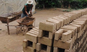 producción artesanal de ladrillos de barro 