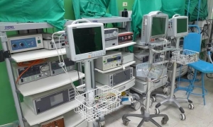 La unidad está compuesta por seis modernos salones de operaciones, diseñados para cumplir con los más altos estándares de asepsia y tecnología médica.