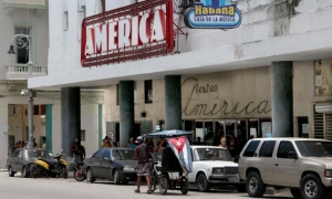 Galiano frente al teatro América, Centro Habana;  La Habana.