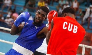 Enyi Gell (GTM) combate frente a Keylor García (CFG) en 80 kg durante la preliminar del Torneo Nacional de Boxeo Playa Girón 
