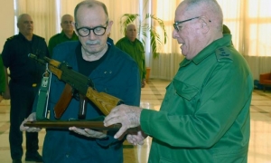 Silvio recibe el AKM 