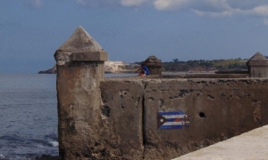 Bandera Cubana pintada en el Muro del Malecón Habanero
