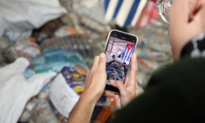 Entrega de donativo traido por la flotilla Granma 2