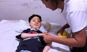 Niño beneficiado con sistema solar