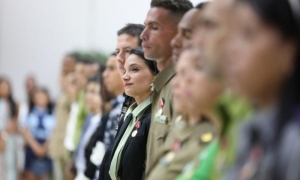 Acto de condecoraciones a jóvenes