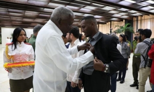 Acto de condecoraciones a jóvenes