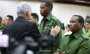 Acto de condecoraciones a jóvenes