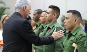 Acto de condecoraciones a jóvenes
