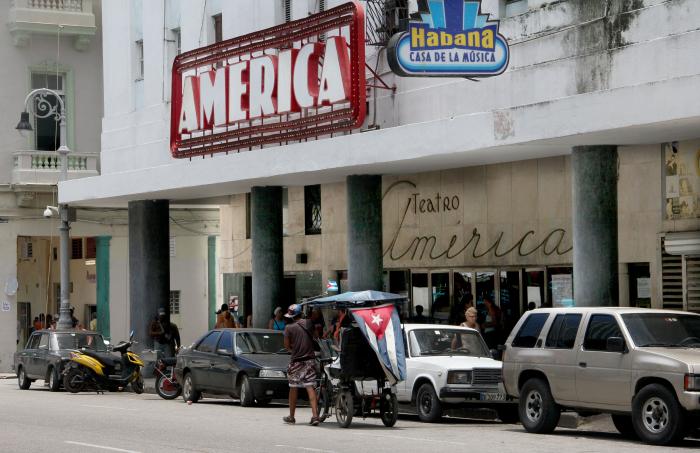 Galiano frente al teatro América, Centro Habana;  La Habana.