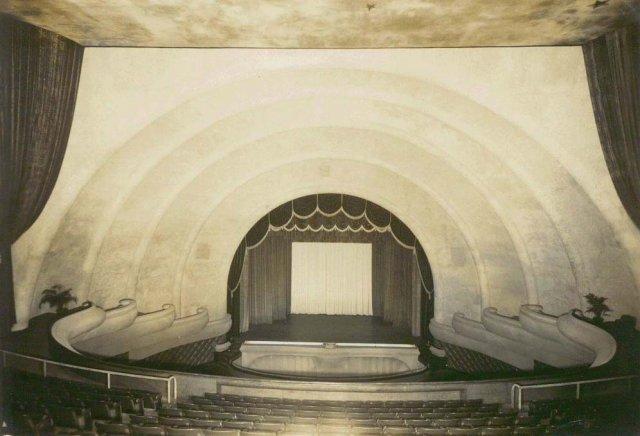 El detalle de su sala principal, cubierta por bóvedas en forma de concha y adornada con estrellas y una luna que simulaban un cielo nocturno, según la moda del «cine atmosférico», convertía la experiencia en algo más que una simple proyección