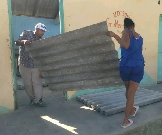 En estos momentos, la entrega de tejas comprende a los casos de derrumbes totales y parciales de techo.