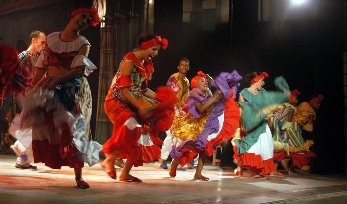  El conjunto Folklórico Maraguán de la Universidad de Camagüey en el Teatro América.