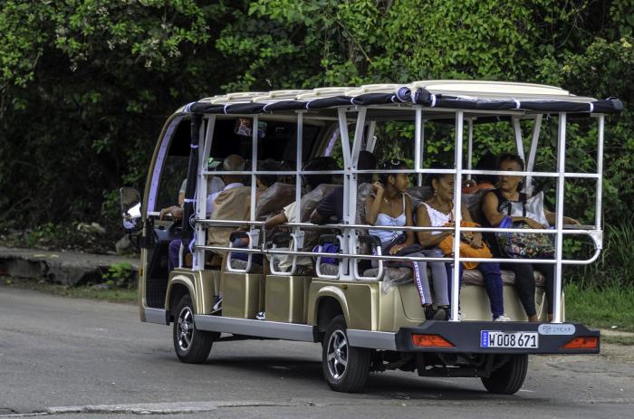 El ministro de Economía y Planificación ejemplificó las alianzas en el transporte entre el sector privado y el estatal.