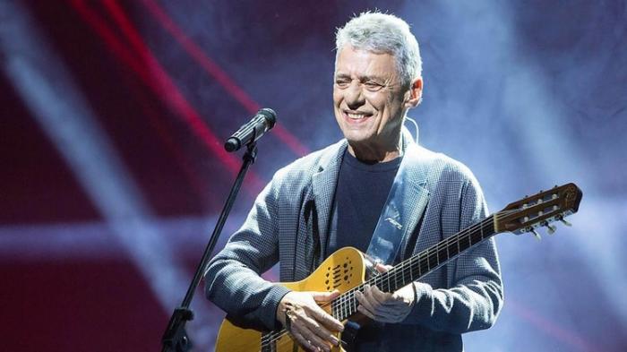 Chico Buarque ha llegado también con donaciones de medicamentos a un país que lo ha llevado en su memoria afectiva durante más de 50 años