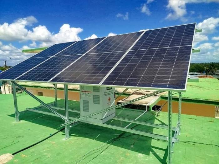 Sistemas fotovoltaicos respaldan servicios de salud