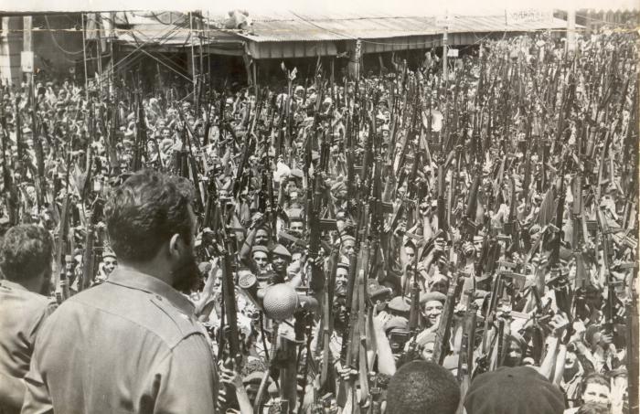 Fidel despues del bombardeo a los aeropuertos en la Proclamación del Carácter Socialista de la Revolución.
Foto original de Raúl Corrales el 16 de abril de 1961.
Fotocopia: Randy Rodríguez 20/09/1994
Fide1045