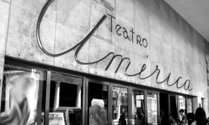 Entrada principal al Teatro América, por la calle Galiano.