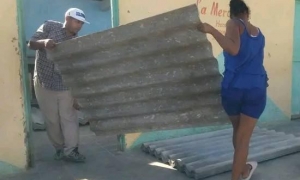 En estos momentos, la entrega de tejas comprende a los casos de derrumbes totales y parciales de techo.