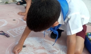 Derroche de amor sobre el asfalto.