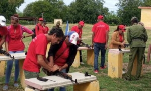 Naimeris Giró López dispara por primera vez un fusil de Francotirador. 