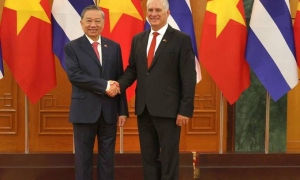 Díaz-Canel felicita a To Lam 