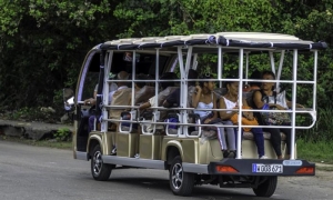 El ministro de Economía y Planificación ejemplificó las alianzas en el transporte entre el sector privado y el estatal.