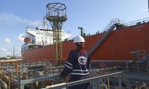 En el muelle de la Refinería reciben y despiden los navíos cargados de crudo y productos procesados. 