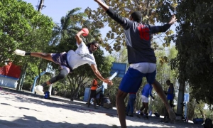 El aterrizaje en la arena posibilita realizar varias acciones acrobáticas.