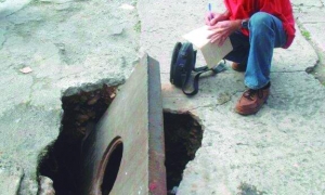 Hundimiento de una tapa de alcantarilla 