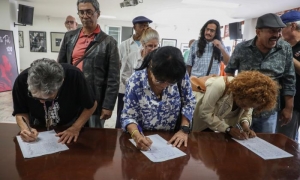 Firma por la Patria en la UNEAC